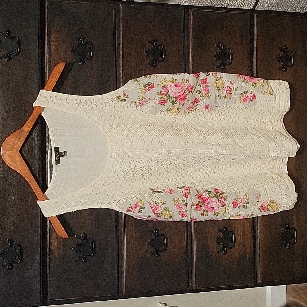 Lace with floral detail sleeveless top